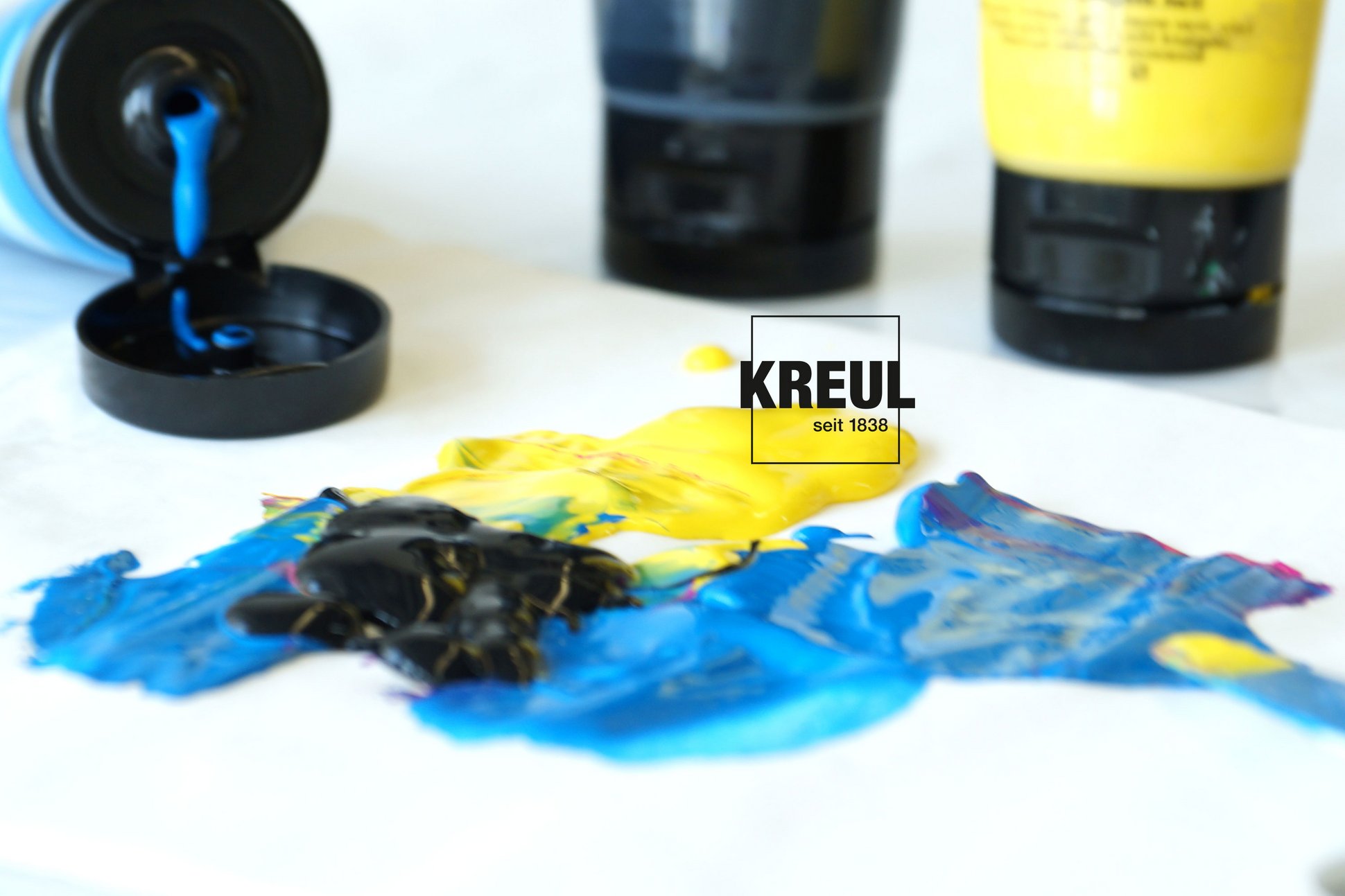 Kombination von KREUL Acrylfarbe Zitron mit Hellblau
