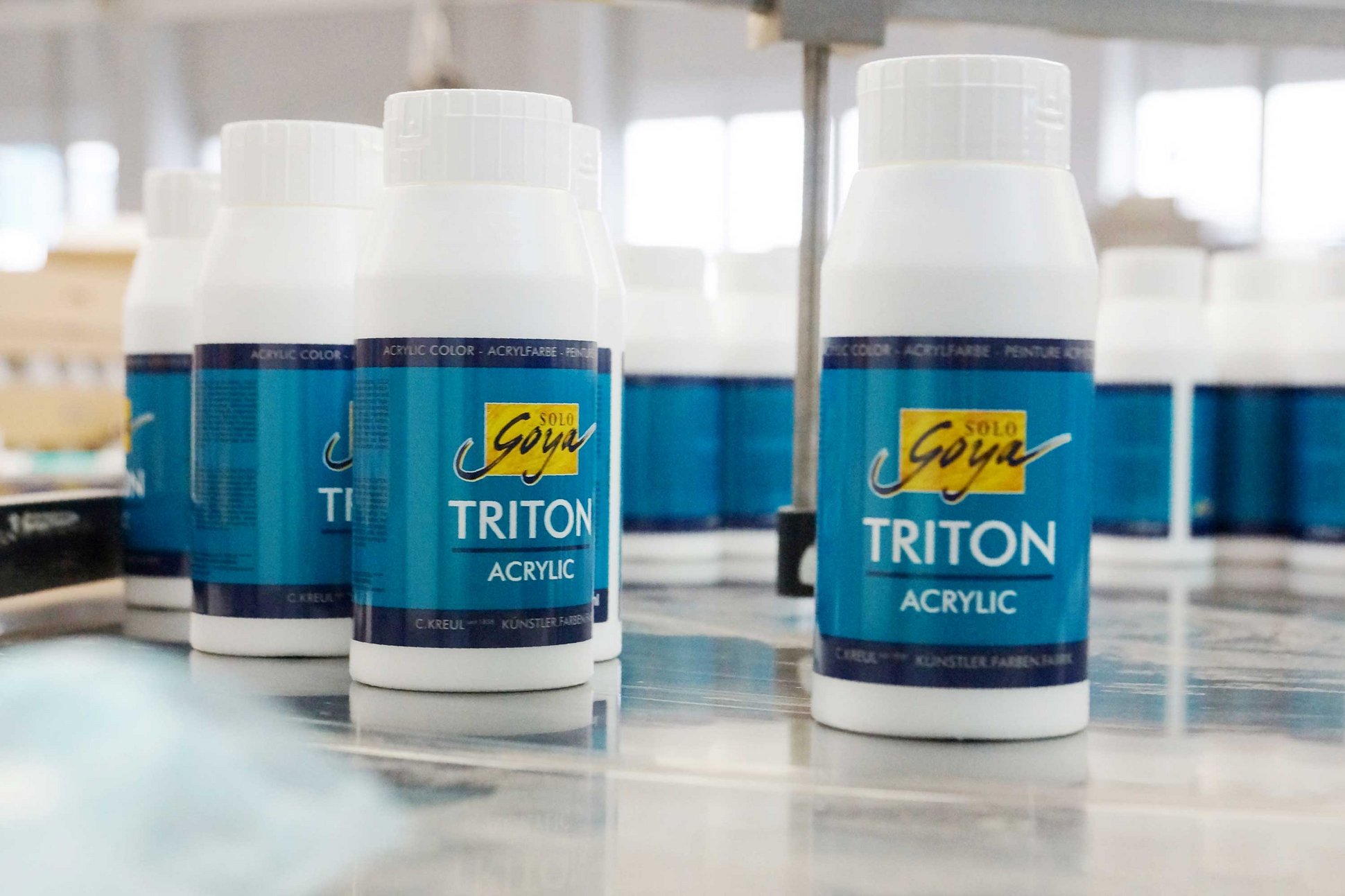 SOLO GOYA Triton Acrylic Weiss Flaschen in der Produktion