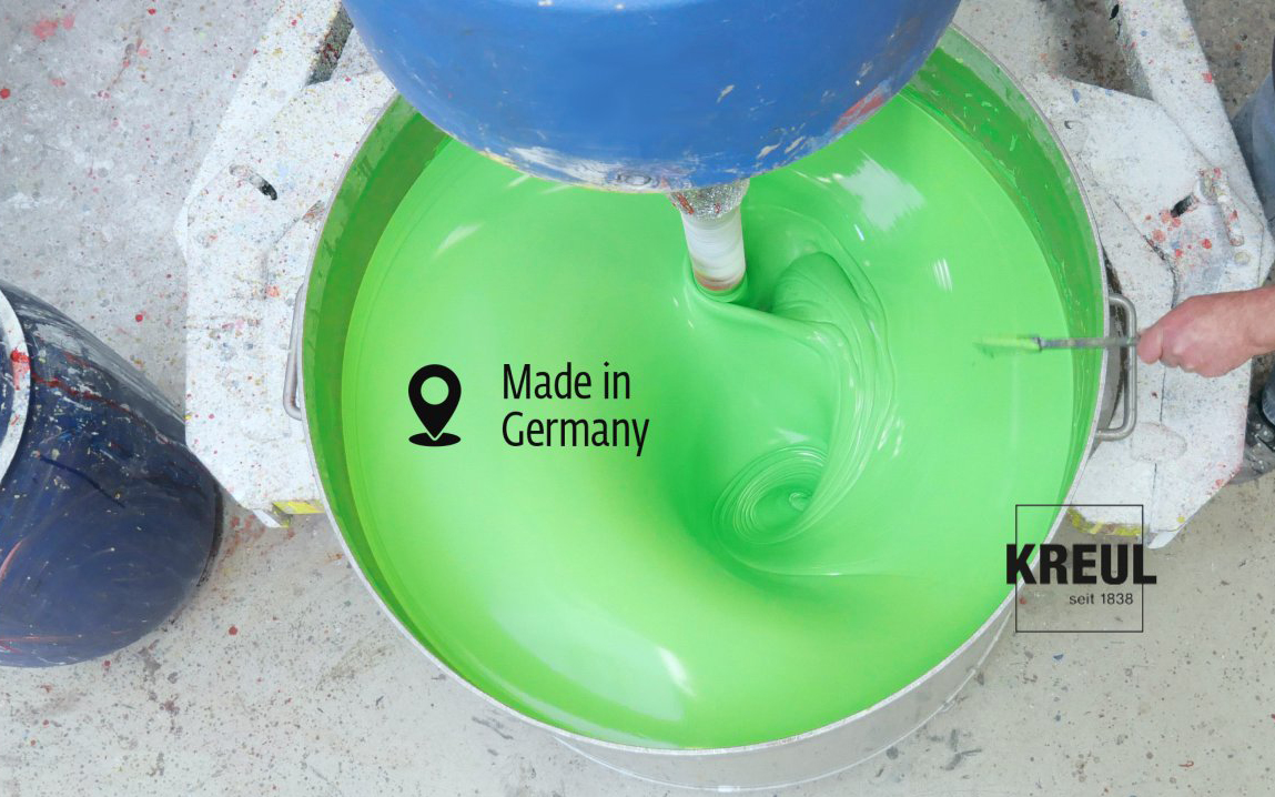 Farbe Grün wird bei der Produktion in einem großen Topf angemischt