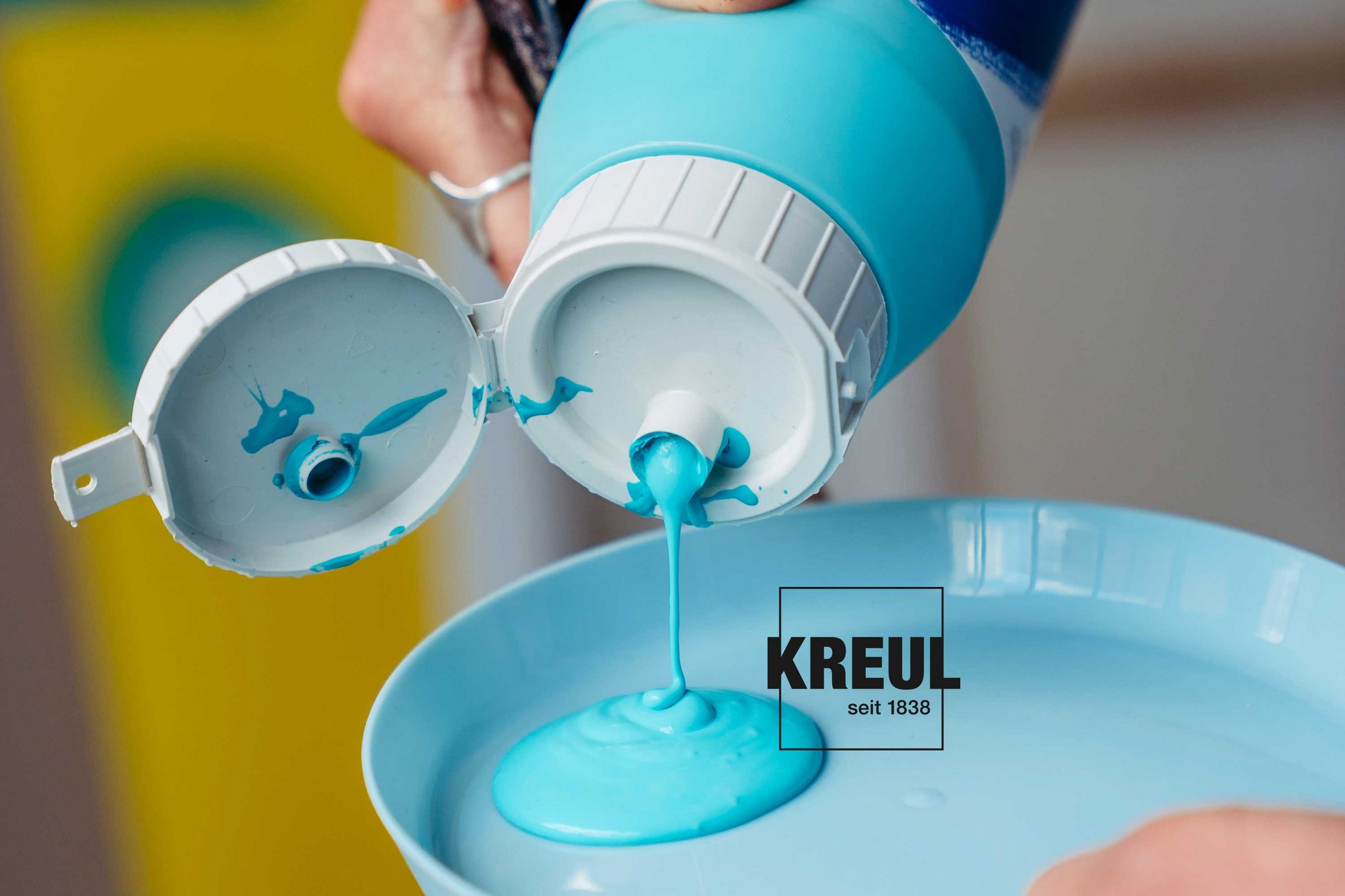 Fragen Antworten FAQ KREUL Triton Acrylic Liquid neue Farbe Farbe Kobalttürkis von KREUL TRiton Acrylic Liquid wird auf ein türkises Tablett ausgegossen