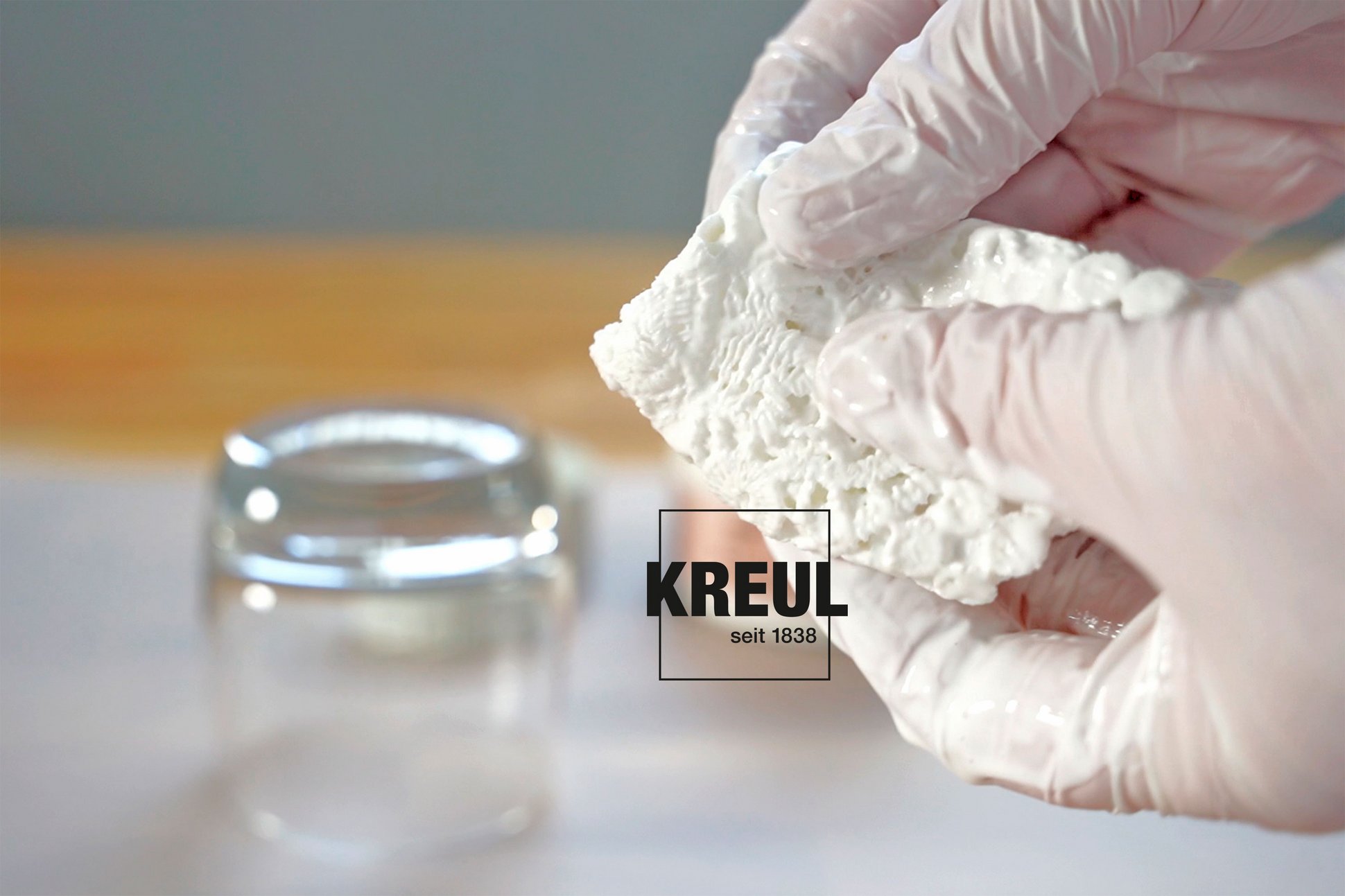 Glasbehälter mit Spitzen-Stoff, der mit KREUL Textil Festiger eingestrichen wird