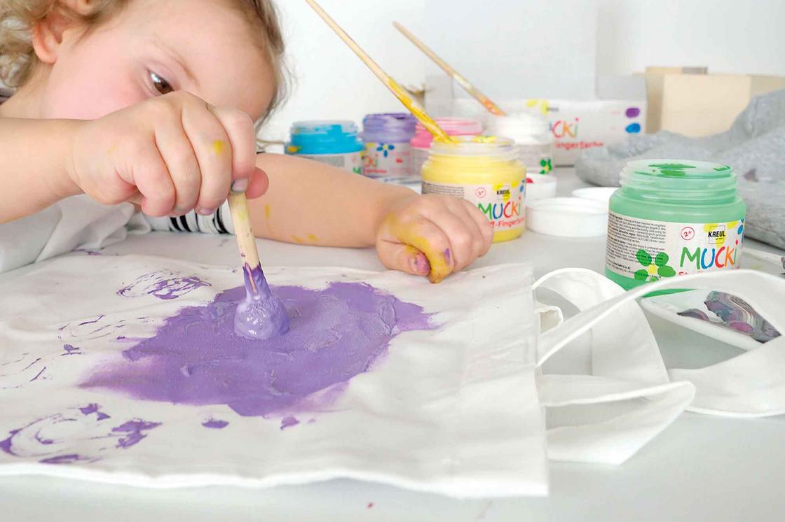 Malen mit MUCKI Stoff Fingerfarbe 