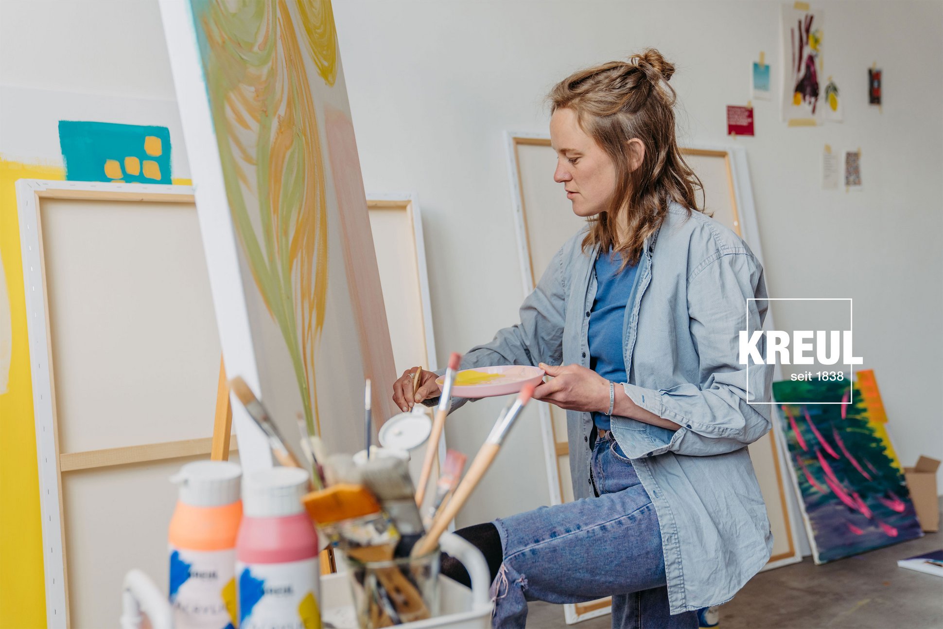 Künstlerin an der Staffelei malt mit KREUL Triton Acrylic Liquid