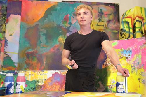 Künstler Markus Prummer vor seinen Kunstwerken