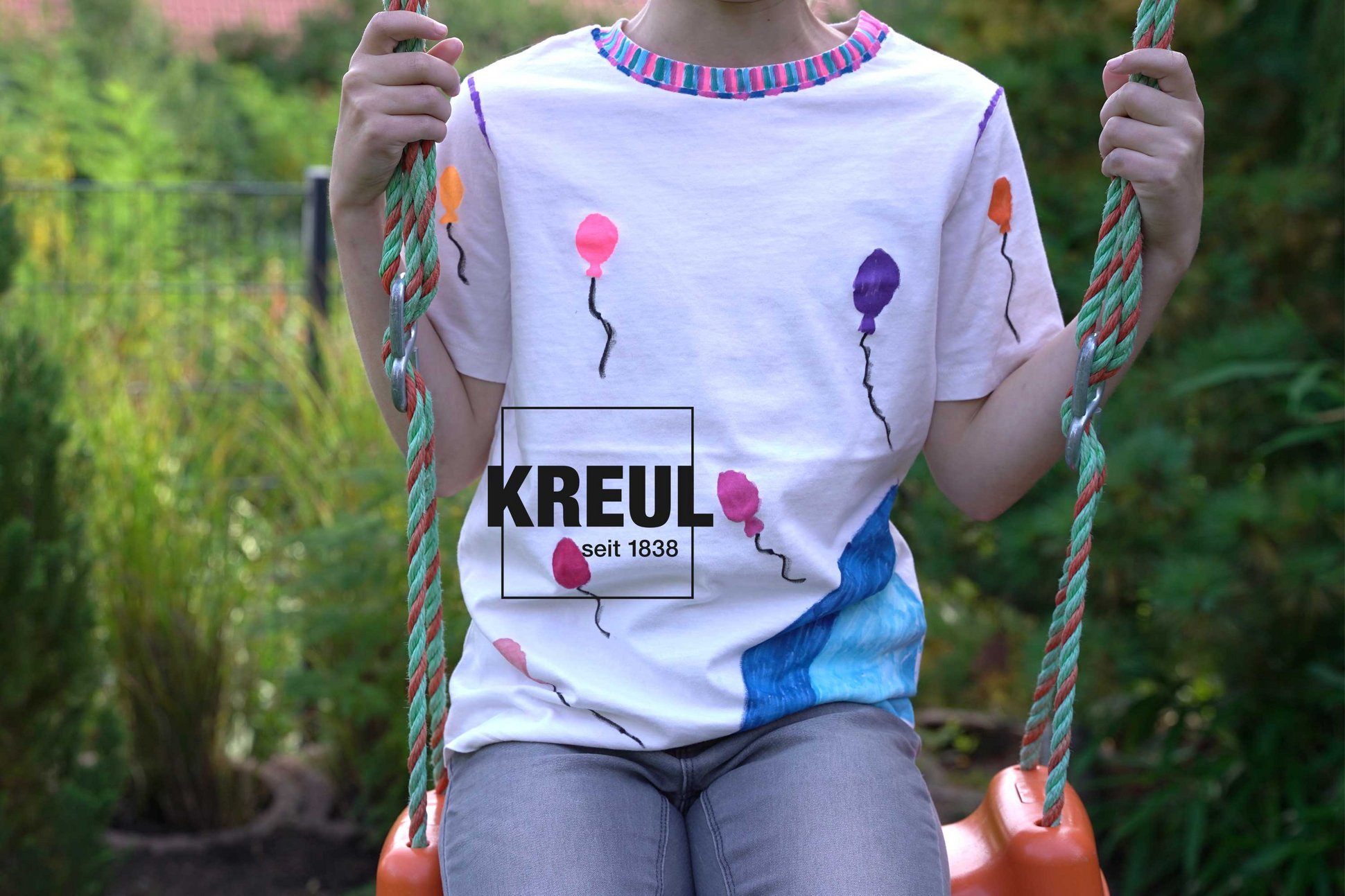 Kind mit selbst bemalten T Shirt mit KREUL Textil Markern