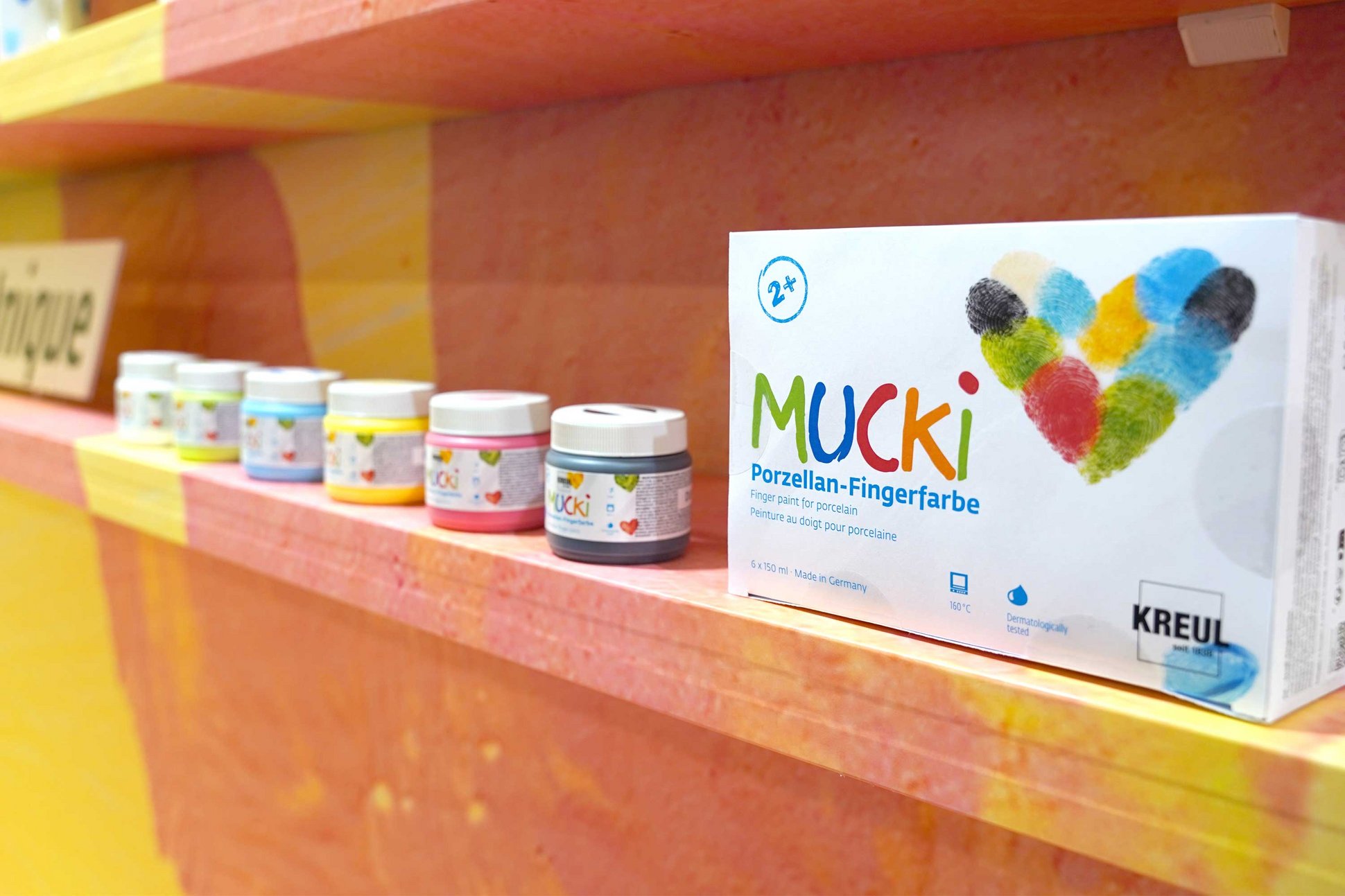 Set mit MUCKI Porzellan Fingerfarbe auf Regal