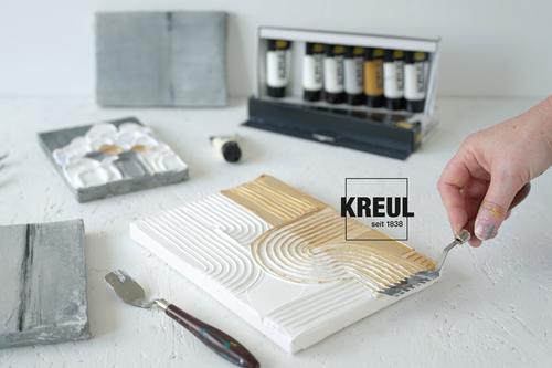 Strukturpaste von KREUL mit dem Malmesser auf Keilrahmen auftragen