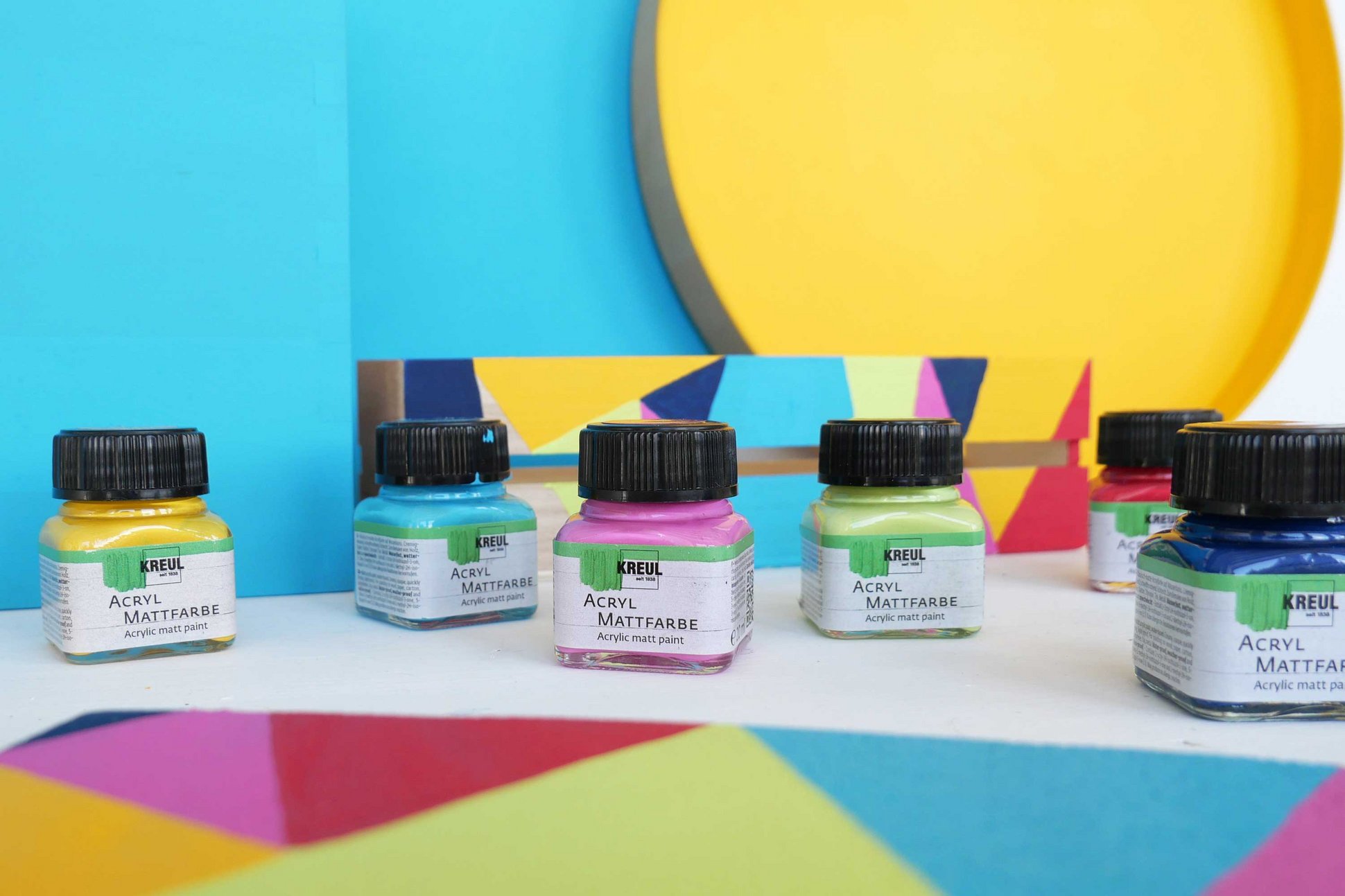KREUL Acryl Mattfarben mit angemalten Deko Gegenständen