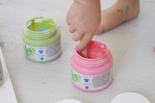 MUCKI Fingerfarben Dosen in der Farbe Rosa und Grün mit Hand und Fuß