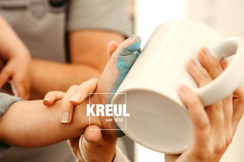 Fragen Antworten FAQ Anwendungstipps MUCKI Porzellan-Fingerfarbe Fussabdruck mit MUCKI Porzellan-Fingerfarbe auf Tasse