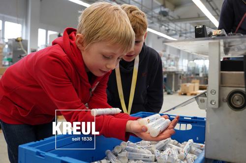 Kind bei der Werksführung KREUL Farben