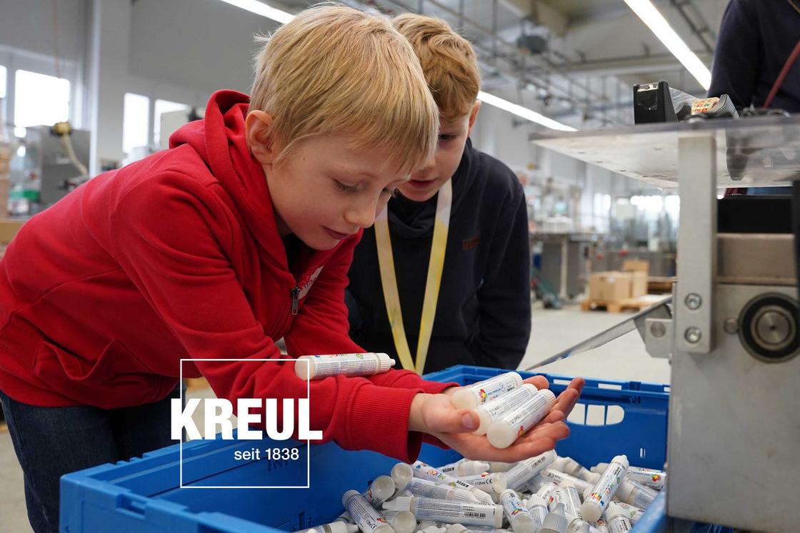 KREUL Mitarbeiter Kinder Tag MUCKI Window Color Kind bei der Werksführung KREUL Farben