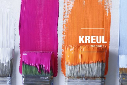 Pinsel streichen die Farbe Orange und Pink auf