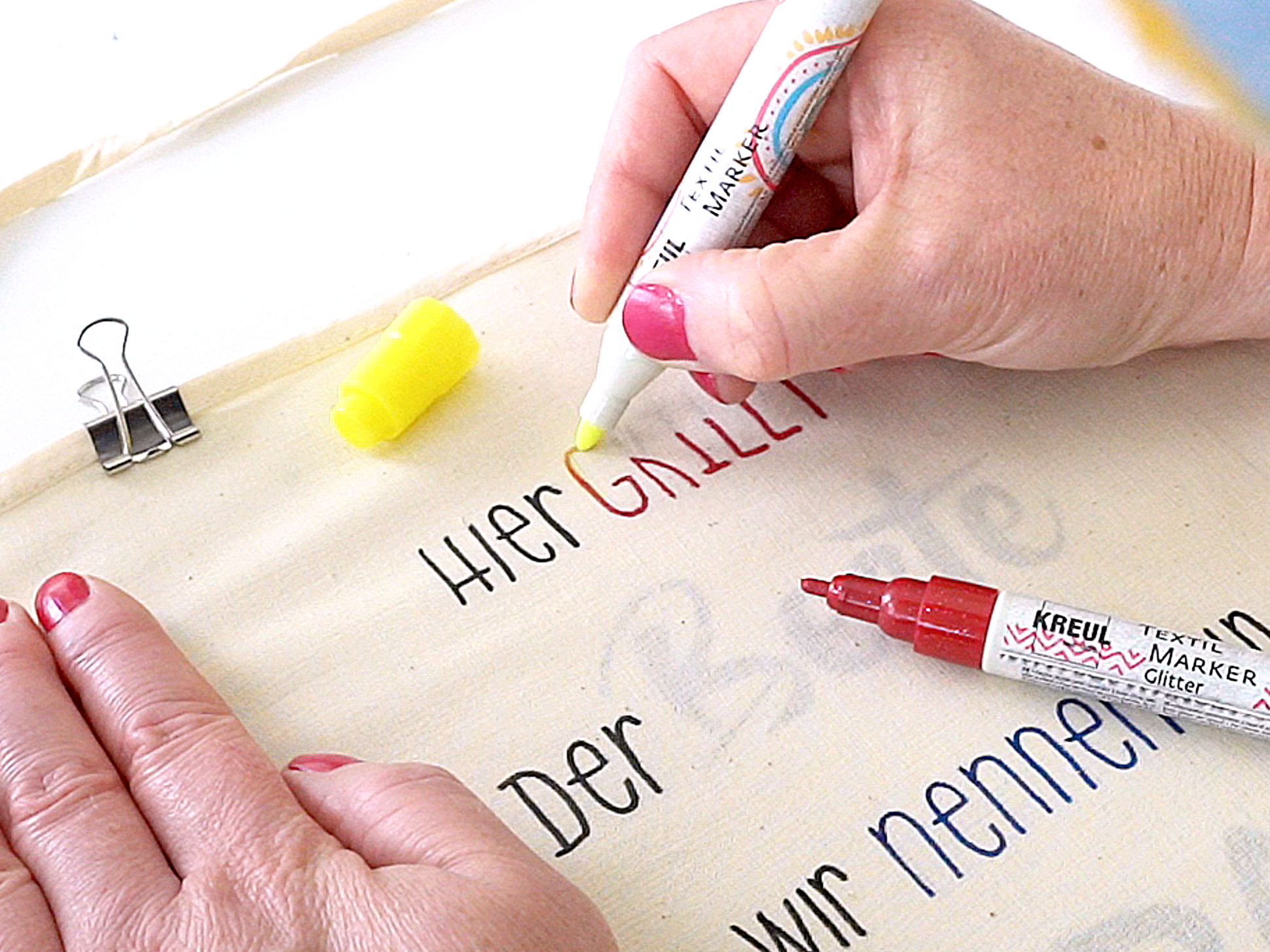 Grillschürze beschriften Lettering lustig für Vatertag selbst machen Idee KREUL Textil Marker Auf Stoff schreiben mit KREUL Textil Markern