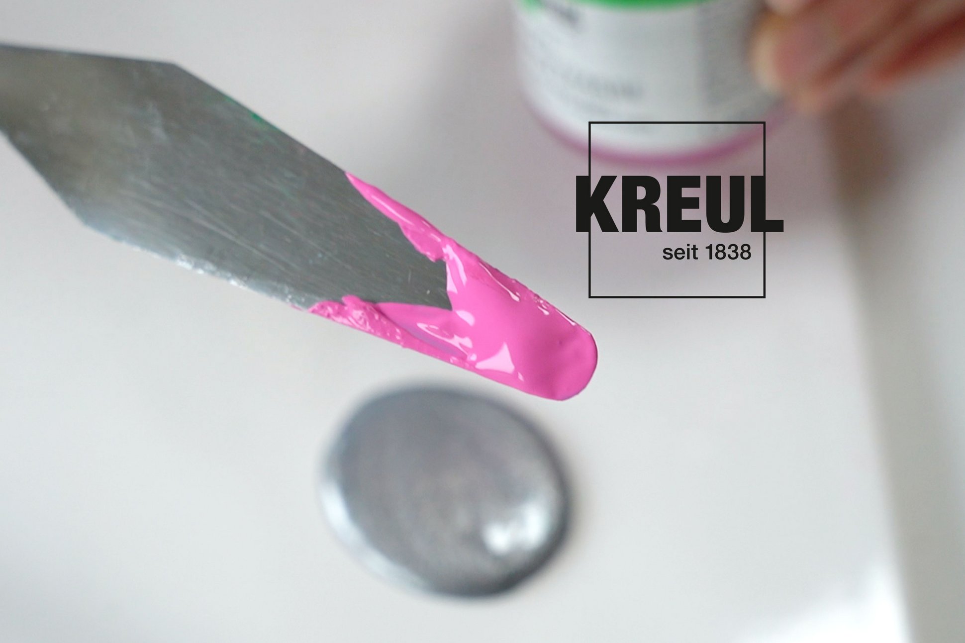 KREUL Acryl Neonfarbe Neonpink mit dem Malmesser und der Farbe Silber mischen 