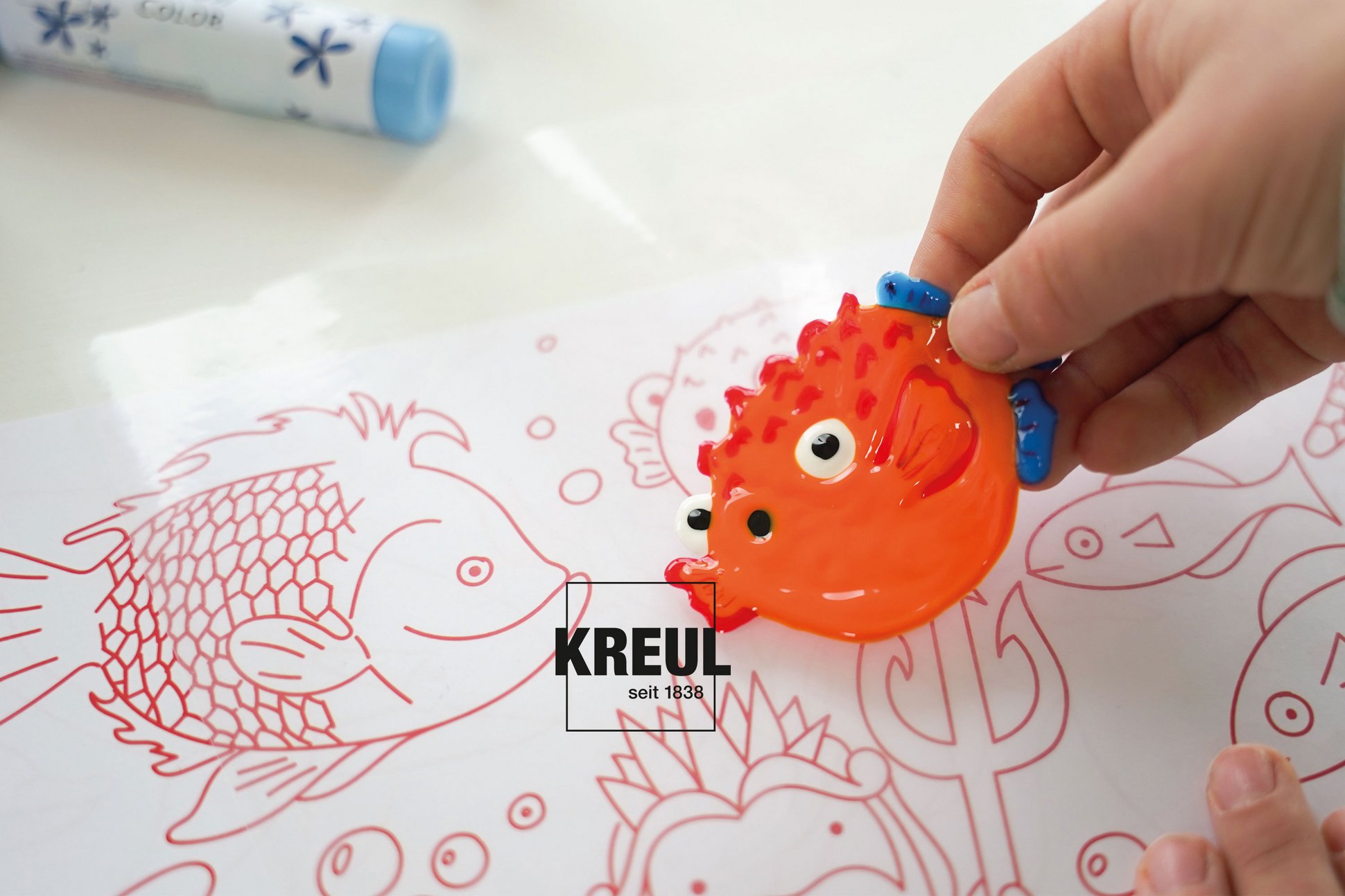 KREUL Window Color Set Magic Sea Tipps Anwendung Pens Malen ohne Kontur Fisch Unterwasserwelt Kinderhand zieht Sticker mit KREUL Window Color Motiv Kugelfisch von der Folie ab