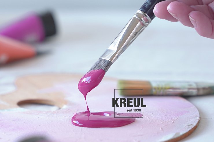 Pinsel und Palette mit KREUL Acrylfarbe Magenta