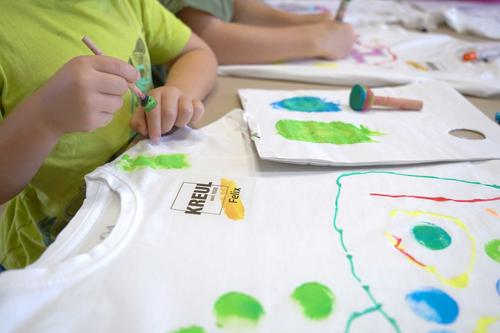 Kinder bei KREUL Farben bemalen T Shirts