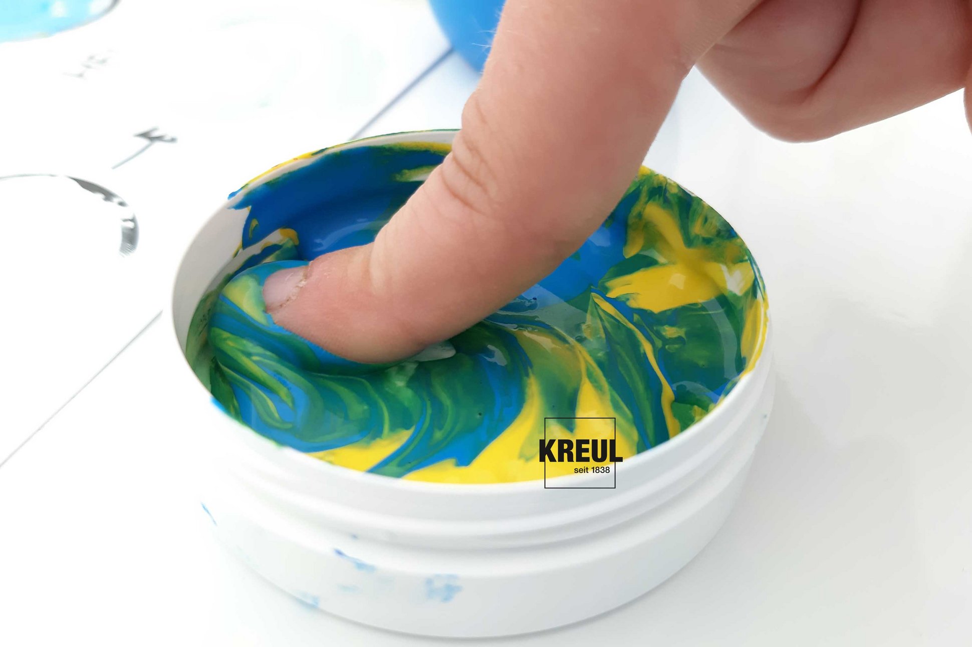 Fingerfarben mischen mit MUCKI Farbenspielkiste