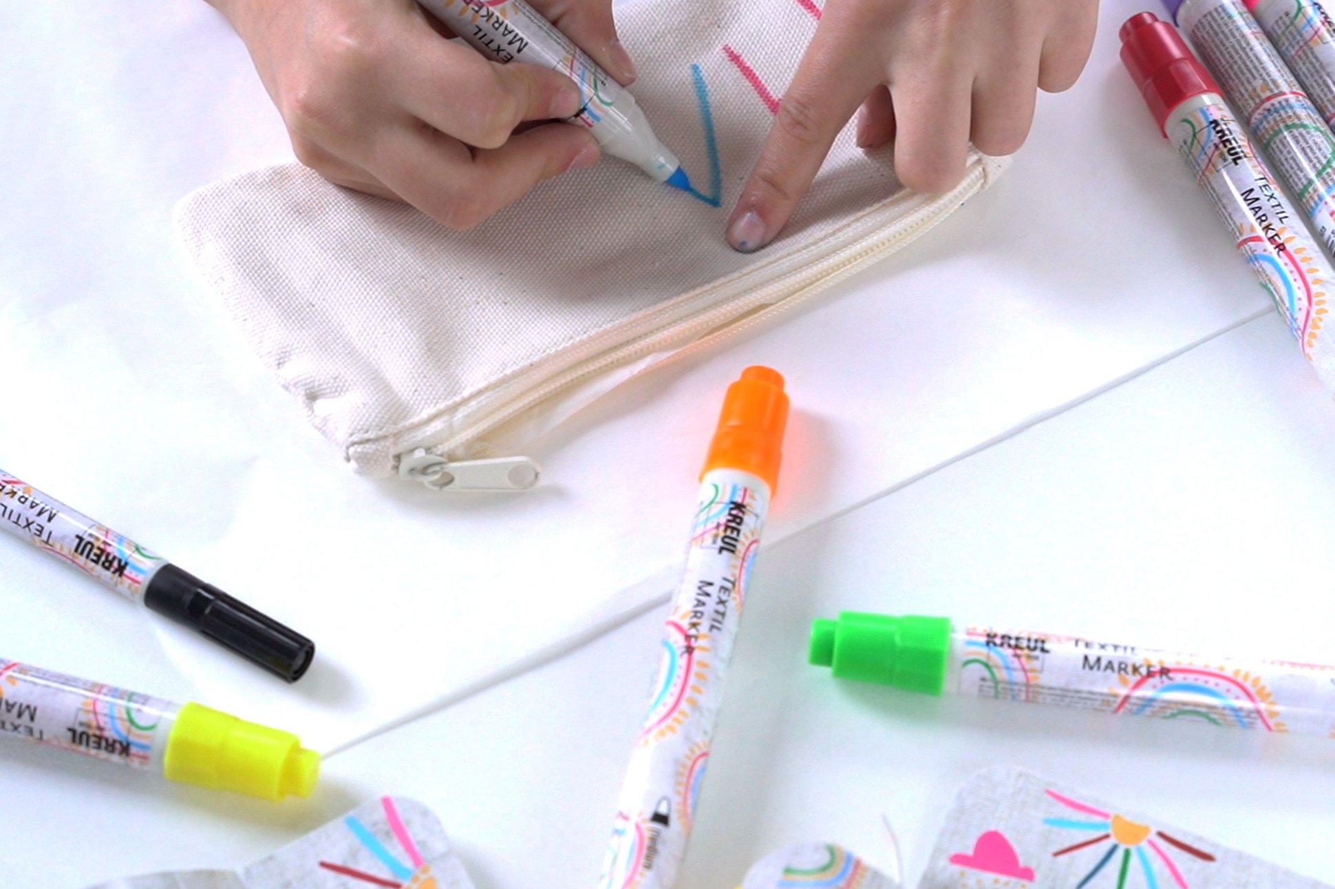Textilmalstifte zum Bemalen einer Stiftetasche aus Baumwoll-Stoff