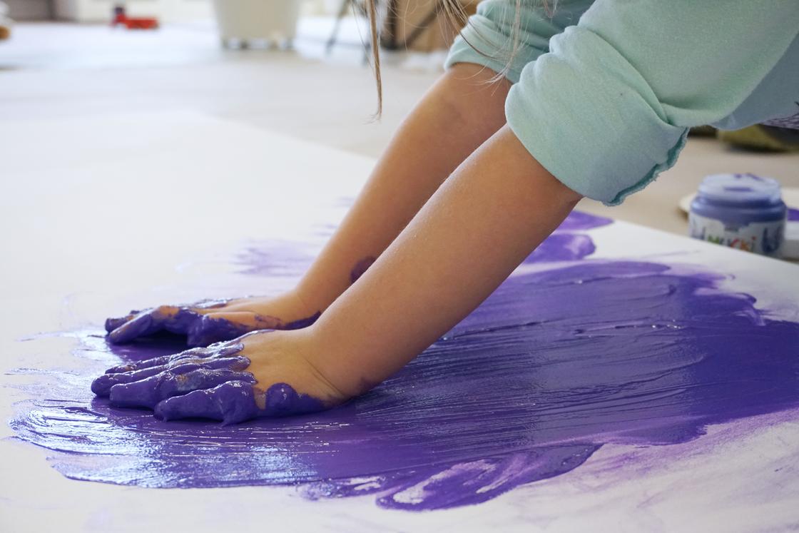 Lila MUCKI Fingerfarbe – extra für Kinder gemacht