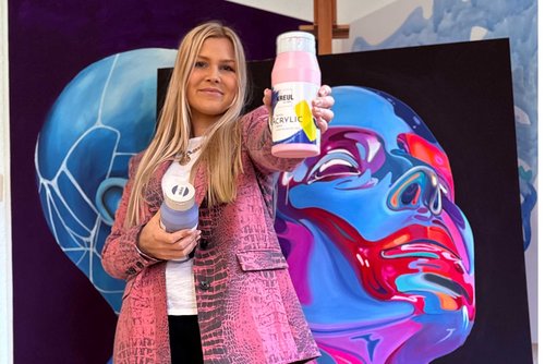 Künstlerportrait Sophie Bonatz malt mit KREUL Triton Acrylic Liquid Acrylfarben Künstlerin Sophie Bonatz mit KREUL Triton Acrylic Liquid