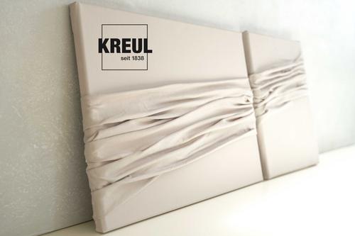 Stoff mit KREUL Textil Festiger auf Keilrahmen drapiert als Kunstwerk