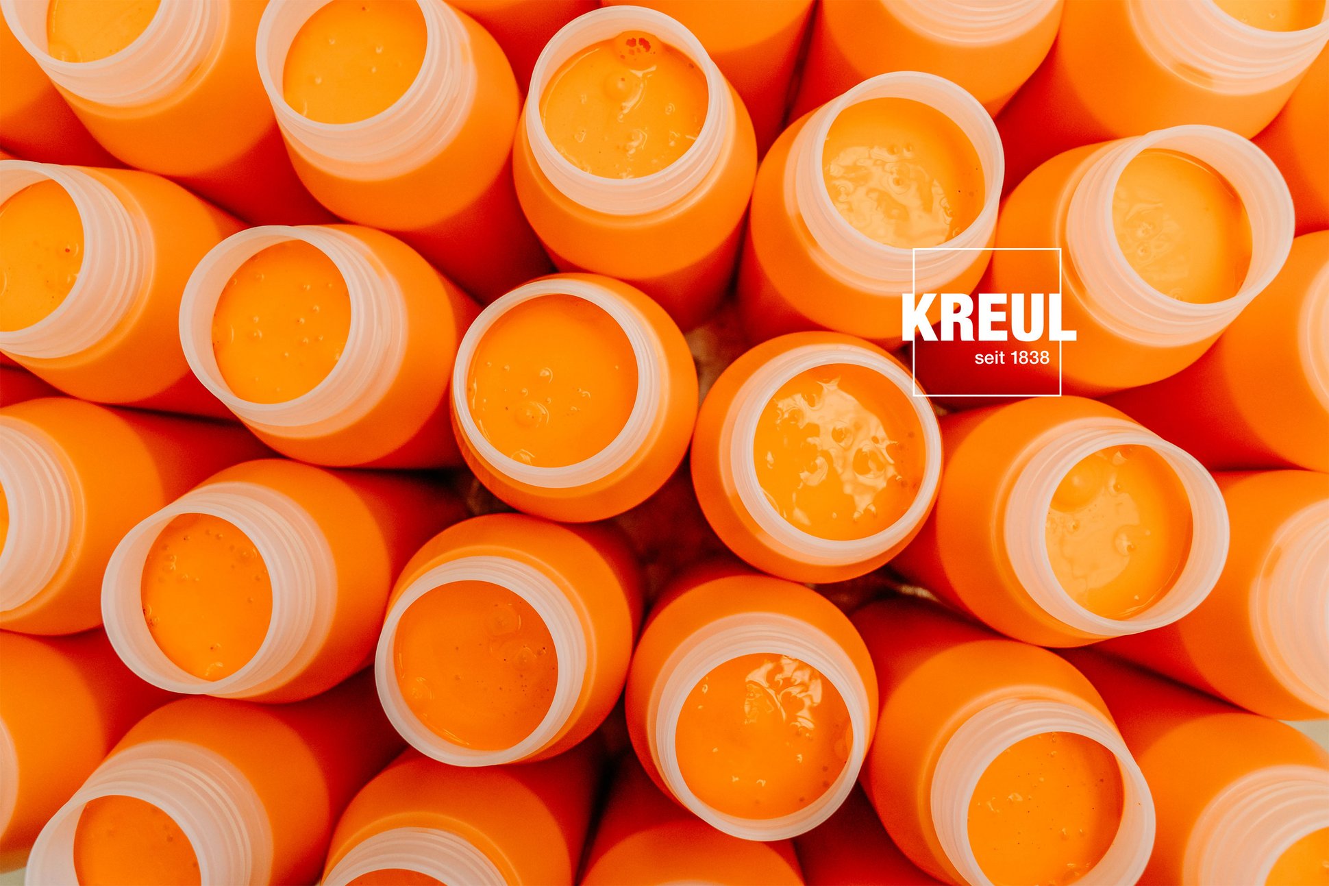 Farbflaschen von KREUL Triton Acrylic Liquid Orange von oben