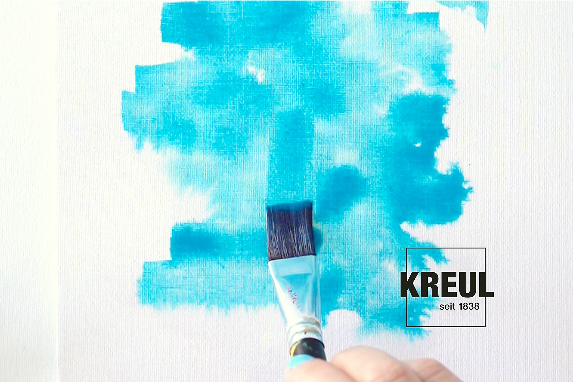 KREUL Seidenmalfarbe malen Aquarell Hintergrund Türkisblau Aquarelleffekt Malerei Flachpinsel der mit KREUL Seidenmalfarbe ein türkisblaue Fläche anlegt
