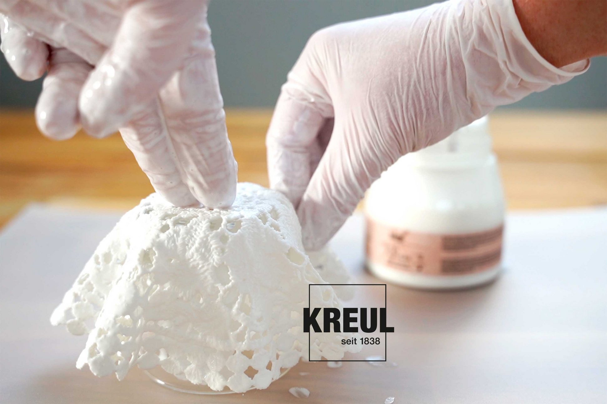 Windlicht wird mit weißem Spitzenstoff und KREUL Textil Festiger modelliert