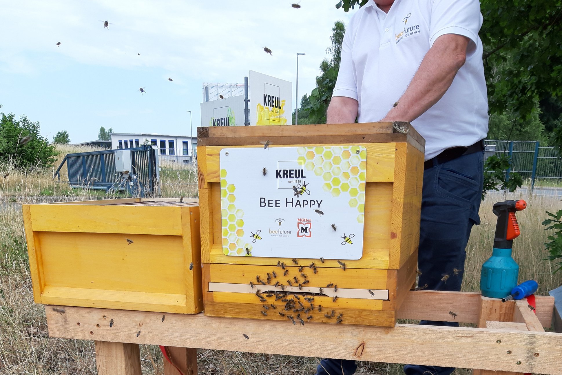 Bienenhaus Bienenstock Bienenpopulation erhöhen Aktion Kooperation KREUL Beefuture Aufstellung des KREUL Bienenhauses durch Beefuture