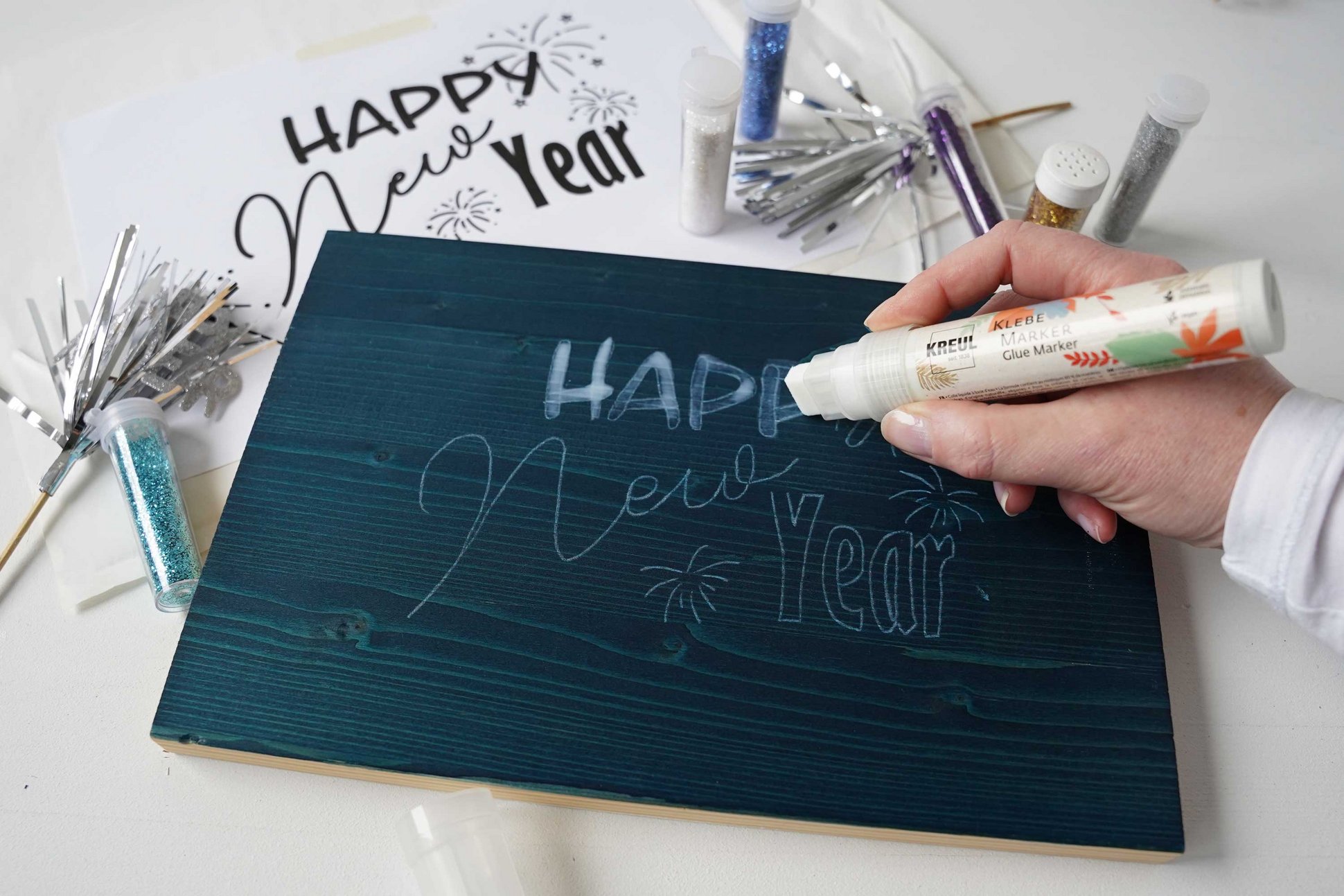 KREUL Klebe Marker Buchstaben mit Glitter vorzeichnen Lettering mit KREUL Klebe Marker vorzeichnen