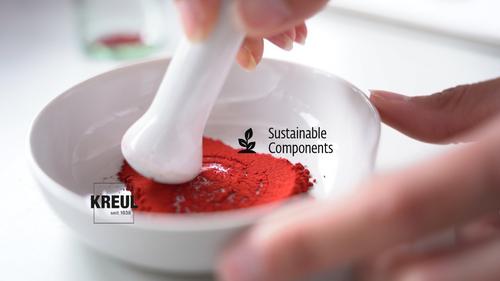 Farbpigmente werden in einem Mörser gerieben