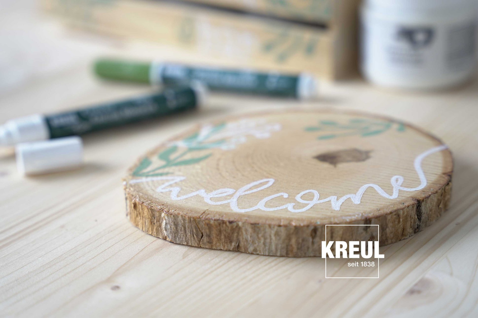 KREUL Kreidemarker Tafellack Idee Baumscheiben Tafel Welcome Schild DIY Baumscheibe mit Kreidemarker bemalt und einem Lettering verziert