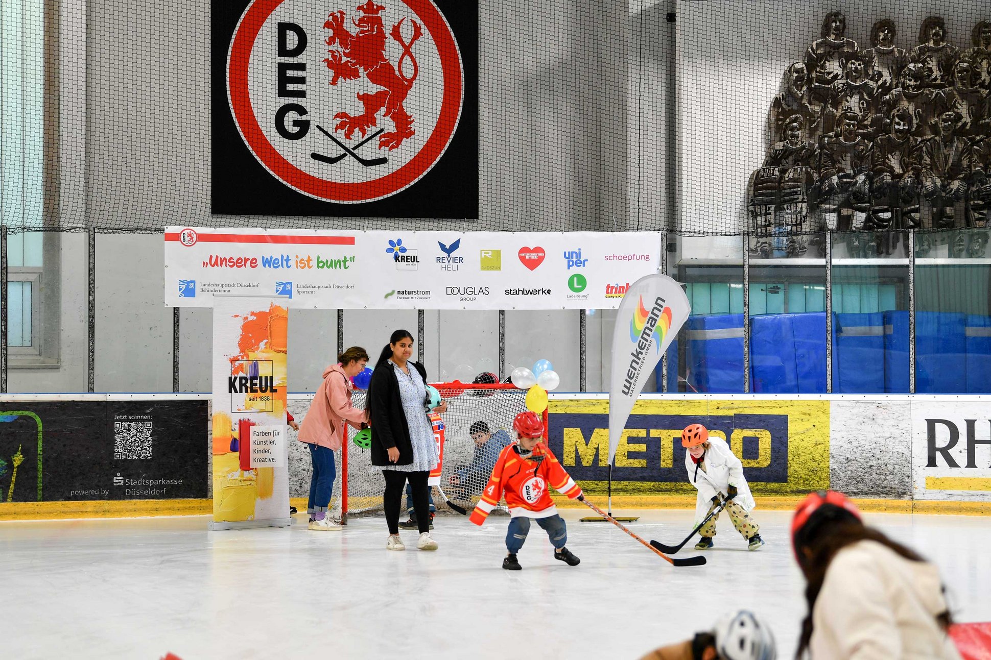 DEG Eismalen Eishockey Event Partner Sponsor KREUL Farben Kinder im Tor beim DEG Eishockey Event Eismalen