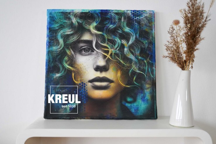 KREUL Foto Transfer Potch Kunstwerk Portrait Acrylmalerei Foto übertragen auf Leinwand Portraitkunstwerk auf einem Regalbrett neben einer Vase präsentiert