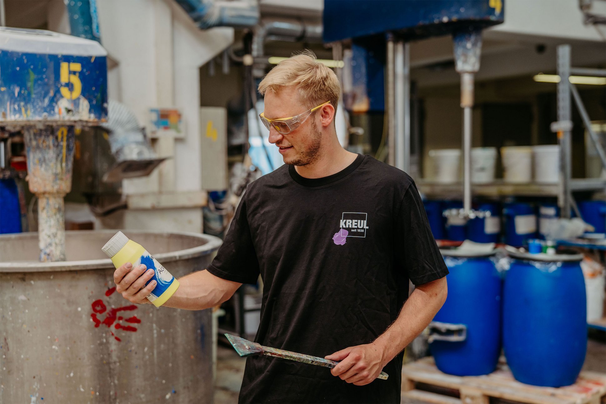 Produktion von KREUL Triton Acrylic Liquid an der Farbenmischmaschine 