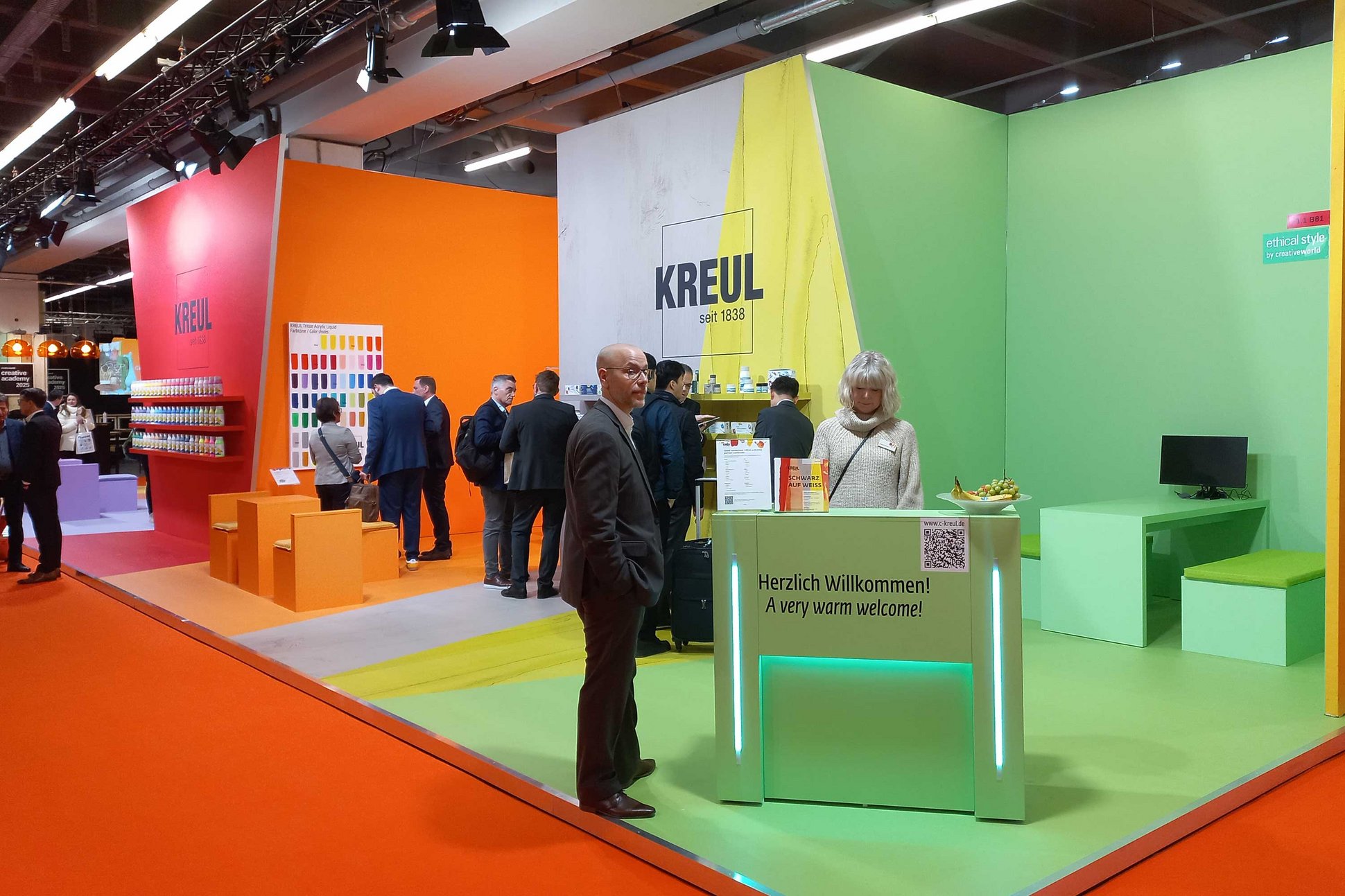 Info Terminal am KREUL Farben Messestand der Creativeworld 2025