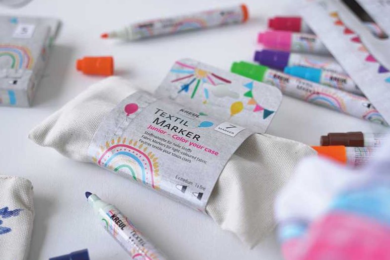 Textilmalstifte und Maeppchen zum Bemalen für Kinder