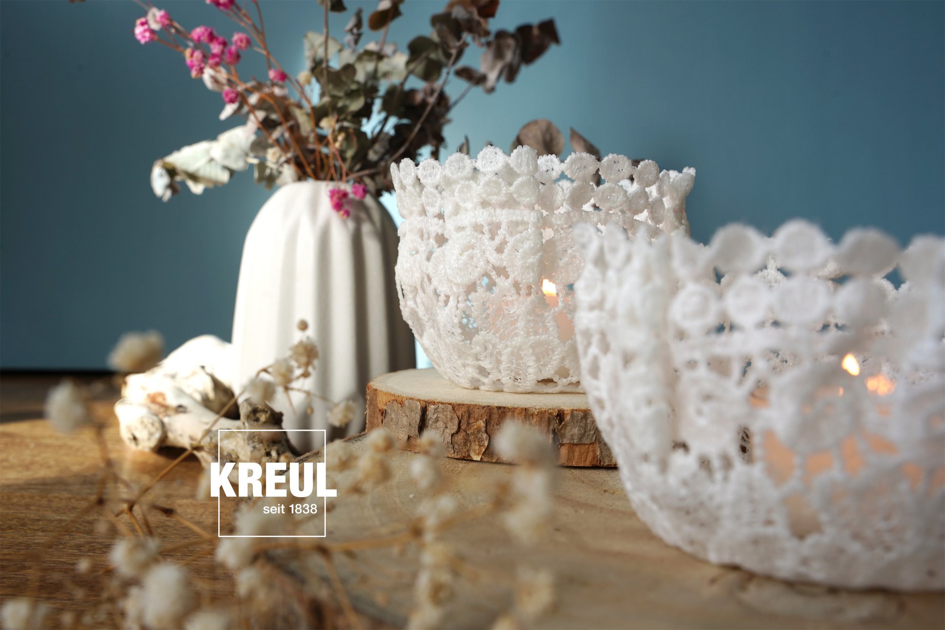 Zwei Windlichter aus Spitzen-Stoff