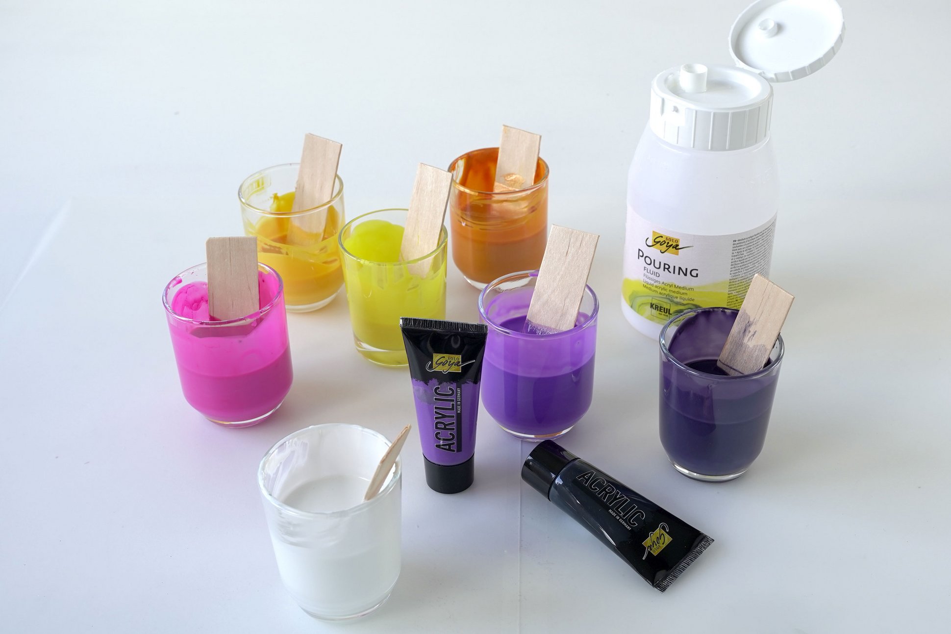 Pouring Acrylfarben Medium Mischung in Gläsern