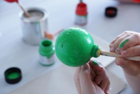 So easy to do: fun and pretty Christmas tree baubles 