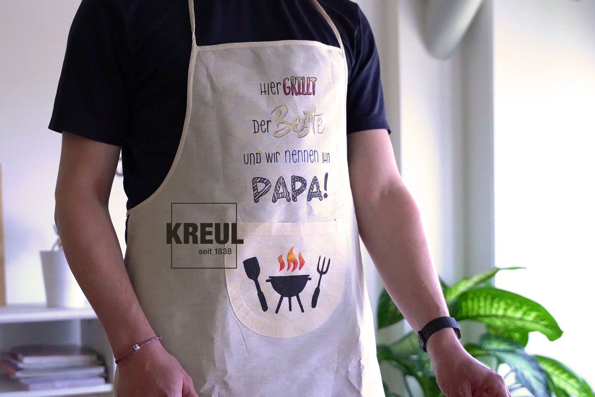 KREUL Textil Marker Kinder Geschenkidee Papa Vater basteln Mann mit selbst gestalteter Grillschürze lustiger Spruch
