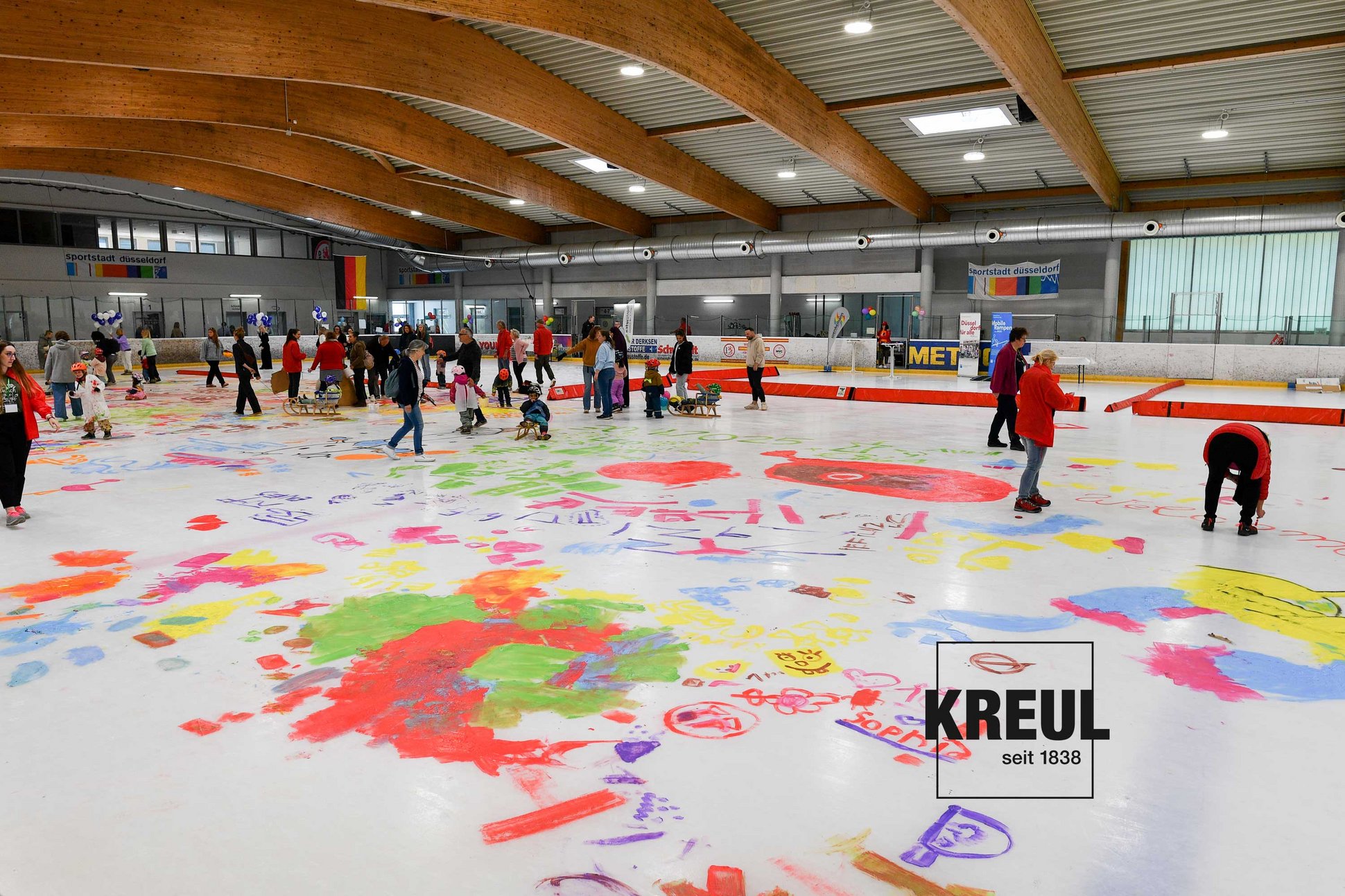 Kunstwerke mit MUCKI Fingerfarbe auf der Eisfläche des DEG Eismalen Events Bunt bemalte Eisfläche beim DEG Eismalen Event