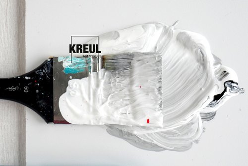 Weiße Acrylfarbe von KREUL mit Pinsel