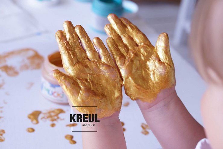 Kinderhände mit goldener Fingerfarbe von MUCKI