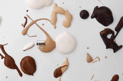 Verschiedene Farbkleckse in Brauntönen