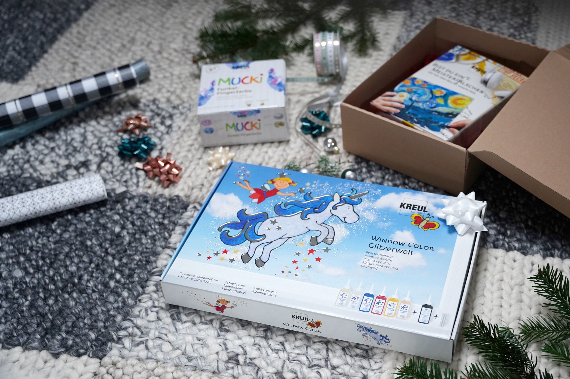 Geschenkideen für kreative Kinder Weihnachten Malen Basteln Window Color Malset Farbenset sinnvolles Geschenk Fantasie fördern KREUL und MUCKI Kinderfarben Sets als Weihnachtsgeschenk mit Geschenkpapier