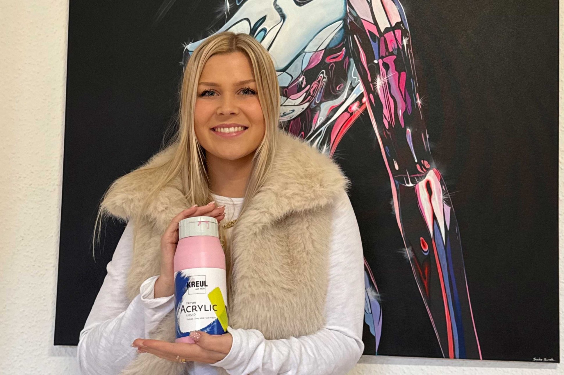 Künstlerportrait Sophie Bonatz mit KREUL Triton Acrylic Liquid Künstlerin Sophie Bonatz und KREUL Triton Acrylic Liquid Acrylfarbe