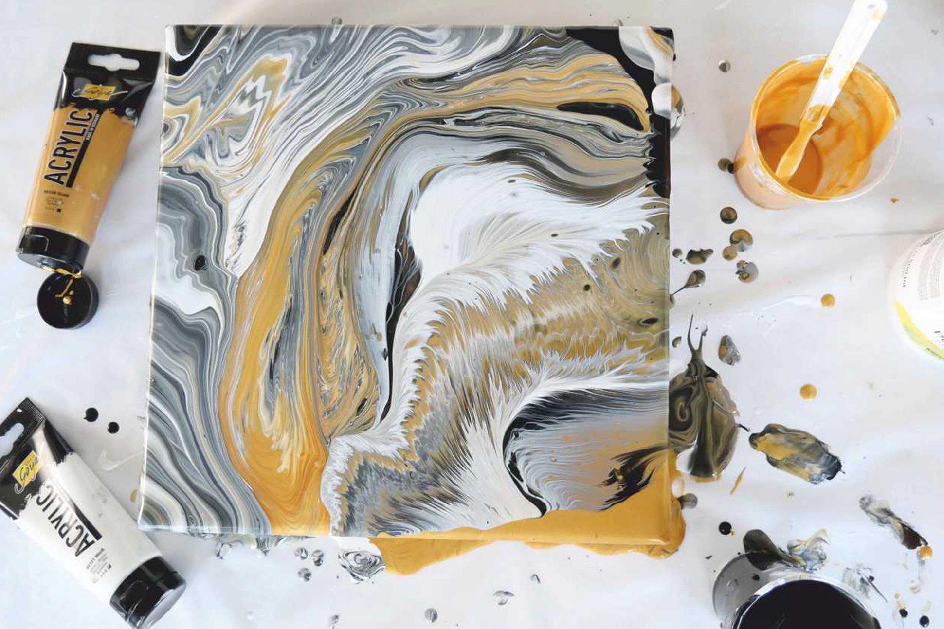 Acrylic Pouring Kunstwerk in schwarz weiß gold von KREUL